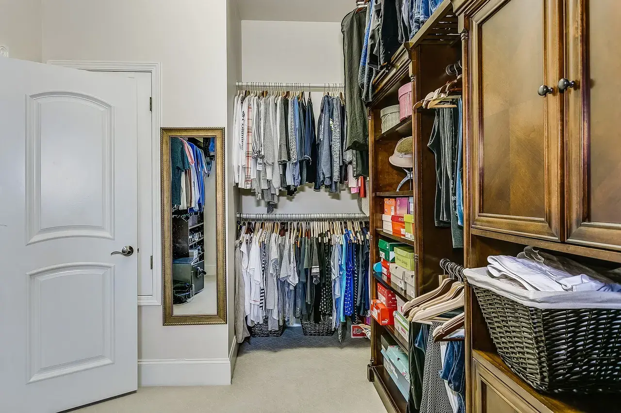 How to Prevent the Clothes in Your Closet from Smelling Musty
